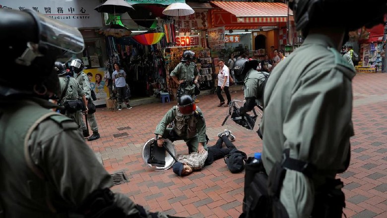 Hong Kong Kembali Rusuh, Polisi Kejar Demonstran Sampai Masuk Mal Hong Kong Kembali Rusuh, Polisi Kejar Demonstran Sampai Masuk Mal