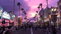 Langit di Jepang yang berwarna pink pun mencuri perhatian turis di beberapa taman rekreasi di Tokyo (Twitter)