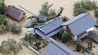 Media NHK melaporkan, sepuluh orang tewas itu berada di daerah-daerah termasuk prefektur Chiba, Gunma, Kanagawa dan Fukushima yang mengelilingi Tokyo. Di antara mereka adalah seorang pria berusia 60-an yang ditemukan di sebuah apartemen banjir di Kawasaki. (Foto: Kyodo/via REUTERS ATTENTION EDITORS)