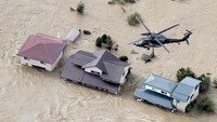 Helikopter diterjunkan untuk menyisir lokasi terdampak topan Hagibis. (Foto: Kyodo/via REUTERS ATTENTION EDITORS)