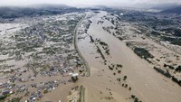 Pemandangan dari udara menunjukkan daerah pemukiman yang dibanjiri oleh sungai Chikuma mengikuti Topan Hagibis di Nagano. (Foto: Kyodo/via REUTERS ATTENTION EDITORS)