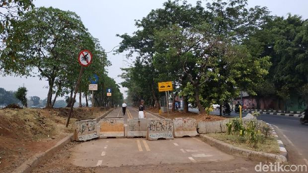 Selain portal, barrier atau pembatas beton yang tidak menyisakan celah seperti ini juga mempersulit akses masuk jalur sepeda.