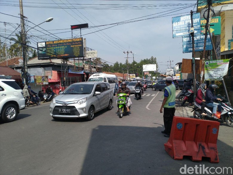 Akan Diberlakukan Sistem 2-1, Begini Kondisi Lalin di Puncak Saat Ini Akan Diberlakukan Sistem 2-1, Begini Kondisi Lalin di Puncak Saat Ini