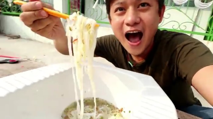 Bukan Mangkuk Youtuber Ini Makan Bakso Pakai Dudukan Kloset Jongkok