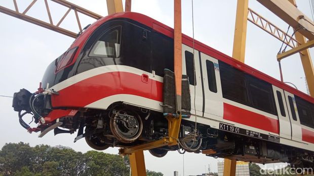 Siang-siang, Luhut dan Budi Karya Lihat Kereta LRT Jabodebek Diangkat ke Rel