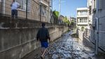 Warga Jepang Bersihkan Sisa Lumpur Pascabanjir