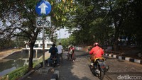 Saat ini, jalur sepeda di Kanal Banjir Timur banyak juga yang beralih fungsi menjadi jalur kendaraan bermotor. (Foto: Agung Pambudhy/detikHealth)  