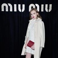 Berstatus aktris Hollywood, Maddison Brown cukup eksis di berbagai perhelatan fashion. Menghadiri fashion show Miu Miu di Paris Fashion Week beberapa tahun lalu, Maddison muncul dalam balutan dress putih yang dibungkus coat berkerah bulu. Tidak ketinggalan platform heels dan clutch merah sebagai penyempurna gaya perempuan asal Australia tersebut. Foto: dok. Getty Images, Instagram