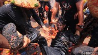 Tradisi tahunan ini biasa disebut Rempug Tarung Du Tomat sebagain bagian acara sedekah bumi atau hajat buruan.