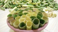 Salah satu penjual clorot, Ani Widyanti dari Cangkrep Kidul Purworejo membuat sendiri kemasan clorot. Karenanya tak semua penjual kue sanggup dan mampu membuat clorot.  Foto: Rinto Heksantoro /detikcom