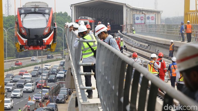 Melihat Lagi Kereta LRT Jabodebek yang Sudah Sampai Jakarta