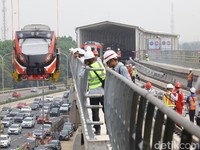 Melihat Lagi Kereta LRT Jabodebek yang Sudah Sampai Jakarta