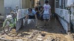 Warga Jepang Bersihkan Sisa Lumpur Pascabanjir
