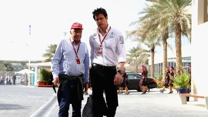 Mercedes persembahkan gelar juara konstruktor Ferari di Formula 1 2019 kepada Niki Lauda.(Clive Mason/Getty Images) Mercedes persembahkan gelar juara konstruktor Ferari di Formula 1 2019 kepada Niki Lauda.(Clive Mason/Getty Images)