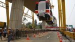 Akhirnya! Kereta LRT Terakhir Sudah Diangkut ke Lintasan