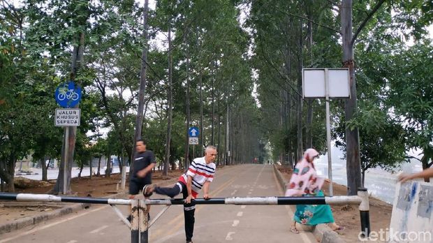 Padahal di beberapa bagian, jalur ini sangat teduh lho. Banyak pepohonan yang rindang memayungi pesepeda agar tidak kepanasan.