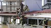 Sebagaimana dilansir Reuters pada Minggu (13/10/2019), pemerintah Jepang menurunkan puluhan ribu tentara dan petugas penyelamat pada hari Minggu untuk menyelamatkan penduduk yang terlantar dan sedang melawan banjir yang disebabkan oleh luapan air sungai. Topan Hagibis ini salah satu topan terburuk yang melanda negara itu dalam satu dasawarsa ini. REUTERS/Kyodo.