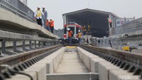 Ini adalah foto saat pembangunan Stasiun Harjamukti. Interchange Station terdiri dari 3 lantai dimana lantai 1 yaitu area boarding dan komersial, lantai 2 area peron, dan lantai 3 adalah area komersial. Sedangkan untuk tipe Typical Station terdiri dari 2 lantai, di mana lantai 1 adalah area boarding dan lantai 2 merupakan area peron. Grandyos Zafna/detikcom.