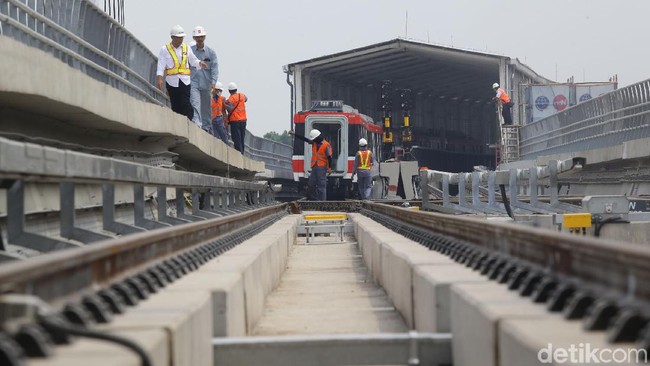 Melihat Lagi Kereta LRT Jabodebek yang Sudah Sampai Jakarta
