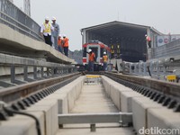 Melihat Lagi Kereta LRT Jabodebek yang Sudah Sampai Jakarta