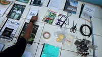 Personel Tim Densus 88 Mabes Polri menunjukkan sejumlah barang bukti usai menggeledah kontrakan terduga teroris berinisial NAS dari kelompok Abu Zee Al Baghdadi di Kampung Rawa Kalong, Desa Karang Satria, Tambun Utara, Kabupaten Bekasi, Jawa Barat, Minggu (13/10/2019).