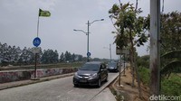 Yang lebih miris, jalur tersebut tidak berfungsi sebagaimana mestinya. Bukan khusus sepeda atau pejalan kaki lagi, jalur tersebut dilewati banyak kendaraan bermotor, mulai dari motor, mobil, hingga truk-truk yang membuat kondisi di jalur tersebut semakin tidak sehat. Foto: Sarah Oktaviani Alam/detikHealth