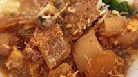 Campuran topping yang komplet dan siraman kuah petis dan sambal asamnya meski campur aduk tapi rasanya enak. Bikin nagih. Foto : Instagram @aboutindramyu
