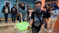 Saat dimintai konfirmasi, Burhanuddin Muhtadi menegaskan bahwa buku Dilema PKS: Suara dan Syariah adalah buku akademik. Itu merupakan terjemahan dari tesisnya. Buku itu kemudian diterjemahkan ke bahasa Indonesia. Menurut Burhanuddin, buku Dilema PKS itu cukup laku di kalangan pendukung PKS ataupun pihak yang anti-PKS hingga dicetak 4 kali. Burhanuddin tak paham mengapa buku itu juga menarik perhatian seorang tersangka teroris. Dia menegaskan tak ada paham radikalisme di buku itu.