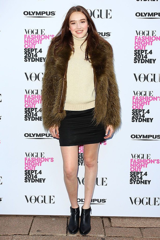 Di zaman ketika jaket bulu masih sangat trendi, Maddison memadukannya dengan turtle neck, rok mini, dan ankle boots. Gaya musim dingin yang stylish pada zamannya.  Foto: dok. Getty Images, Instagram