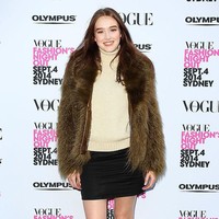 Di zaman ketika jaket bulu masih sangat trendi, Maddison memadukannya dengan turtle neck, rok mini, dan ankle boots. Gaya musim dingin yang stylish pada zamannya.  Foto: dok. Getty Images, Instagram