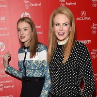 Ini penampilan Maddison di premier film Strageland bersama aktris senior Nicole Kidman yang menjadi lawan mainnya. Maddison dibalut blus bergaya jaket berikut rok high-waist yang dilengkapi sabuk.  Foto: dok. Getty Images, Instagram