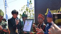 Penghargaan diberikan oleh Triyono, perwakilan dari Museum Rekor Indonesia (MURI) pada Sabtu (12/10) akhir pekan lalu bertepatan dengan pelaksanaan Festival Rimpu. (dok. Humas Kota Bima)