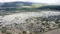 Permukiman rumah yang terendam akibat meluapnya sungai Chikuma. Topan Hagibis diperkirakan akan menuju ke laut pada hari Minggu malam setelah mengitari pulau Hokkaido utara. (Foto: Kyodo/via REUTERS ATTENTION EDITORS)