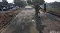 Marka penanda jalur sepeda sepertinya juga perlu dicat ulang. (Foto: Agung Pambudhy/detikHealth)  