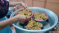 Selanjutnya clorot dikukus dalam kukusan panas hingga membeku dan matang. Clorot ditaruh dalam keranjang hingga mudah diangkat. Foto: Rinto Heksantoro /detikcom
