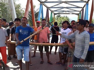 Tak Mau Pindah Domisili ke Sulteng, Warga Gorontalo Blokade Jalan Perbatasan