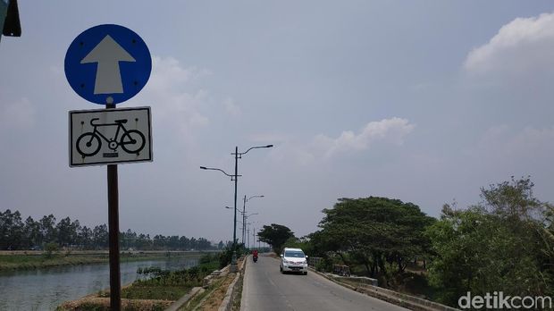 Pesepeda harus ikhlas berbagi jalur dengan kendaraan bermotor.