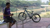Kepala Dinas Perhubungan DKI Syafrin Liputo mengakui, jalur sepeda lama di Kanal Banjir Timur tidak dibuat dengan terintegrasi dalam satu kesatuan rute. (Foto: Agung Pambudhy/detikHealth)  