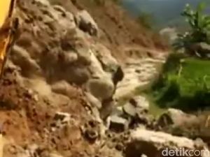 Ini Alasan 2 Siswi di Pacitan Naik Ekskavator Hingga Videonya Viral