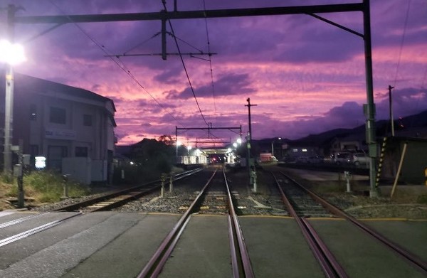 The sky color is beautiful, but very dangerous. please take care and stay safe everyone in japan, begitu tweet pada kicauan ini (Twitter) The sky color is beautiful, but very dangerous. please take care and stay safe everyone in japan, begitu tweet pada kicauan ini (Twitter)