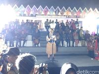 Berpakian Adat Papua, Mendikbud Lepas Pawai Kedigdayaan Nusantara