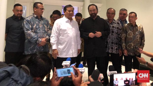 Ketum Partai Gerindra Prabowo Subianto dan Ketum Partai NasDem Surya Paloh bertemu di Jakarta Selatan, Minggu (13/10)