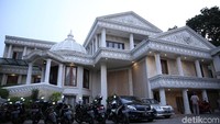 Rumah Anang Hermansyah dan keluarga tampak megah dan mewah. Foto: (Foto: Hanif Hawari/detikcom)