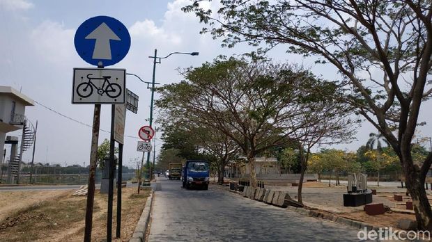 Banyaknya kendaraan yang melintas membuat pesepeda merasa tidak nyaman dan tidak aman.