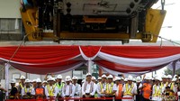 Menteri Perhubungan Budi Karya Sumadi dan Menko Kemaritiman Luhut Binsar Pandjaitan meninjau pengangkatan kereta LRT Jabodebek ke lintasan.
