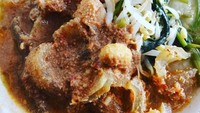 Bubur legendaris Indramayu ini terdiri dari bubur nasi kental, diberi topping rumba (sayuran dengan bumbu kelapa), cecek, rambak atau kikil berbumbu pedas dan disiram kuah petis. Foto : Instagram @hardtohurt