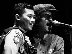 Sama Manusianya! Heboh Aksi Polisi di Konser FSTVLST