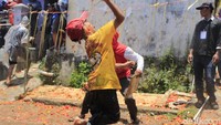 Festival ini mirip dengan tradisi La Tomatina yang digelar di Spanyol. Bedanya, perang ini jadi cara warga mengkritisi kondisi ekonomi yang buruk. (Yudha/detikcom)