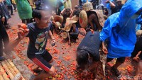 Makna filosofis perang tomat sebagai wujud membuang segala sifat buruk pada manusia maupun hal buruk yang berkaitan dengan hasil tanam.