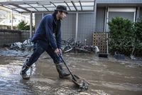 Warga Jepang bersihkan sisa lumpur pascabanjir